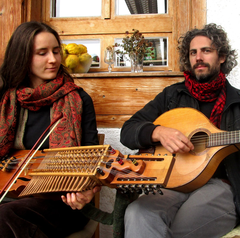 Svall Duo playing on a balcony, Emelie on nyckelharpa and Sylvain Pool on cittern.